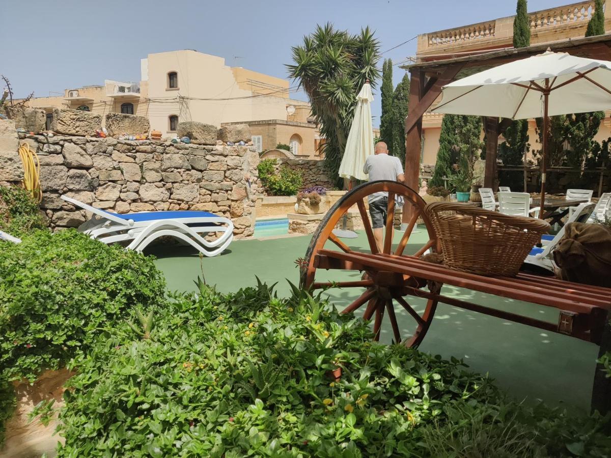 The Garden Gate Bed & Breakfast Sannat Екстериор снимка